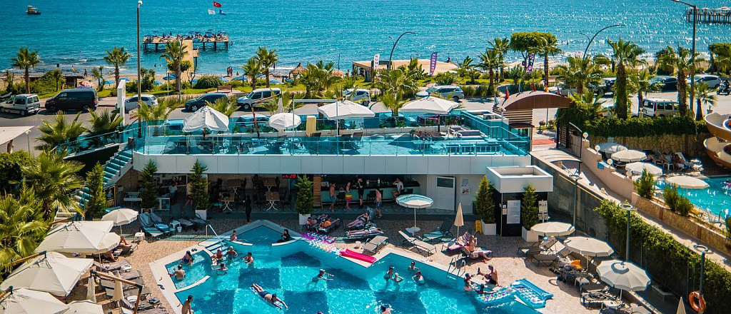 12-luchshih-molodezhnyh-oteley-turcii-dlya-medovogo-mesyaca-ili-vecherinok-s-druz-yami