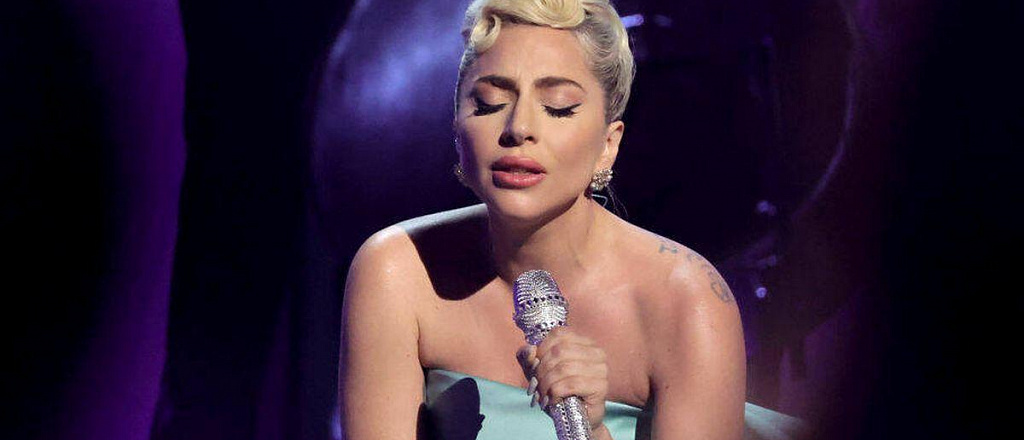ledi-gaga-vypustila-klip-na-pesnyu-hold-my-hand