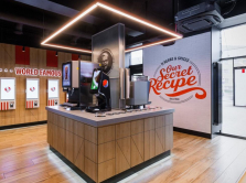 kfc-otkroet-v-moskve-restoran-buduschego-v-nem-net-kass-a-zakazy-prinosyat-konveyer-i-roboruka