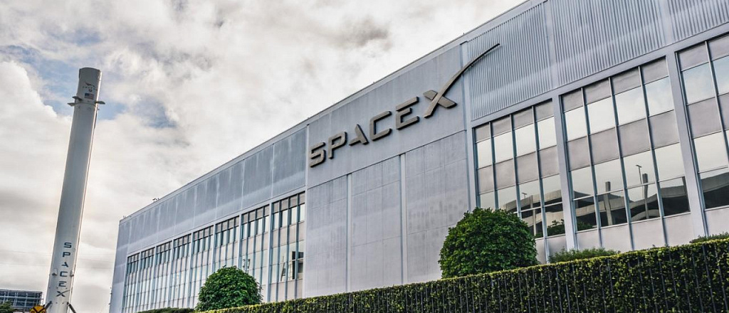 spacex-vyvela-na-orbitu-raketu-s-52-mikrosputnikami-starlink