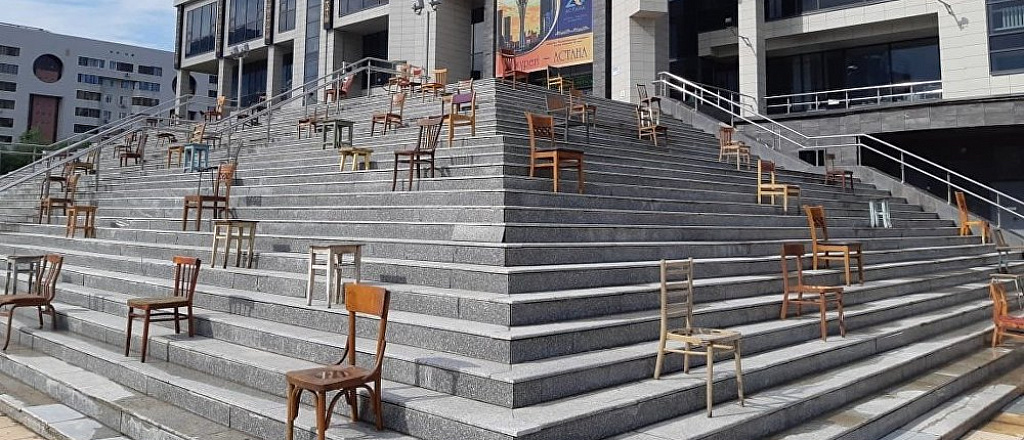 starye-stul-ya-i-taburety-vystavili-pered-bibliotekoy-v-astane