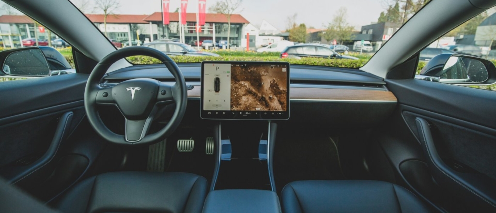 elektromobili-tesla-na-novoy-platforme-smogut-pochti-vsegda-obhodit-sya-bez-voditelya