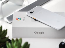 gryaduschiy-google-pixel-7a-budet-v-golubom-belom-i-serom-cvetah
