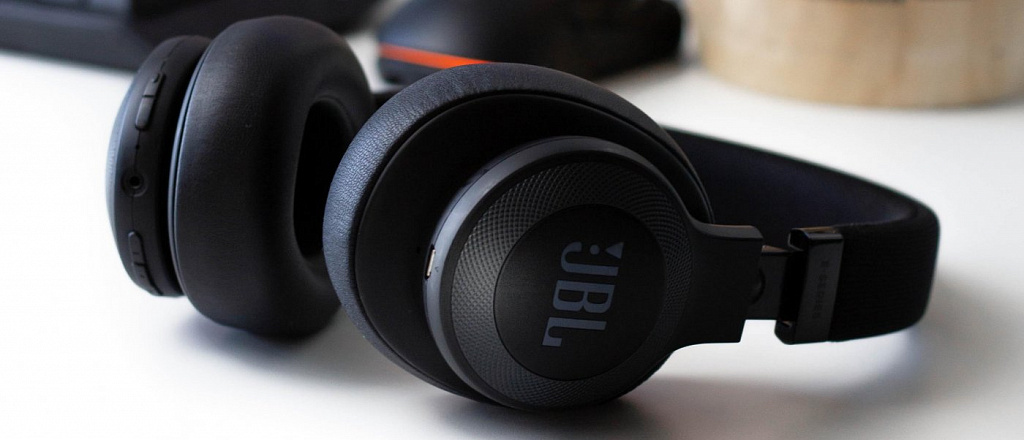jbl-predstavila-tws-naushniki-tour-pro-2-s-displeem-na-keyse-i-polnorazmernye-tour-one-m2