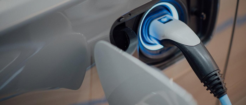 xiaomi-predstavila-svoy-pervyy-elektromobil