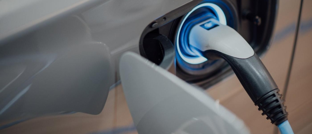 xiaomi-predstavila-svoy-pervyy-elektromobil