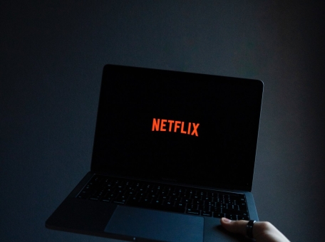 netflix-razrabatyvaet-dva-spin-offa-ostryh-kozyr-kov