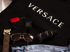 u-dua-lipy-kollaboraciya-s-versace-pevica-razrabotala-kollekciyu-zhenskoy-odezhdy