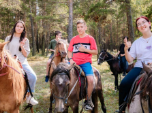 letniy-lager-iqanat-ob-edinil-etnicheskih-kazahov-iz-francii-turcii-irana-kyrgyzstana-kitaya-mongolii-uzbekistana-i-rossii