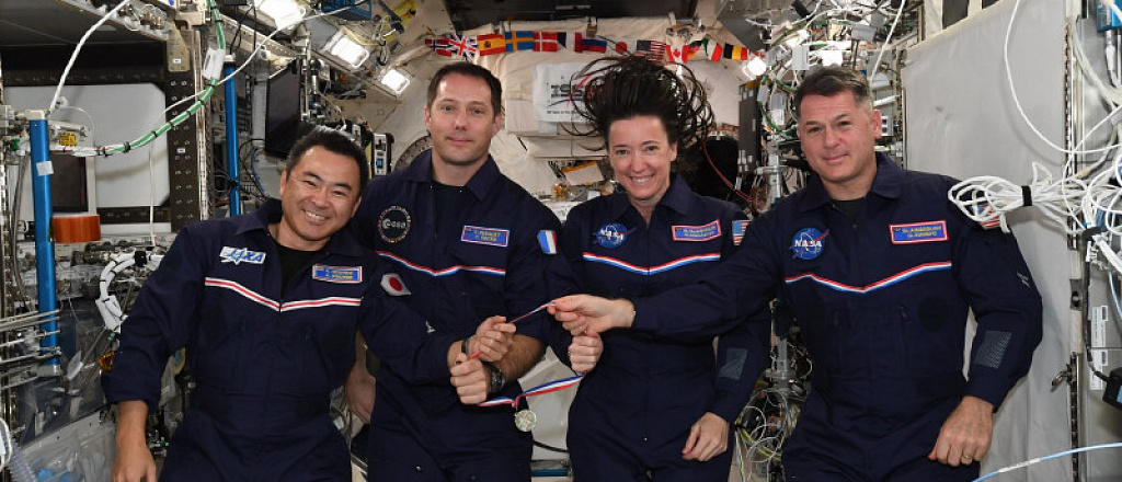 astronavty-spacex-uspeshno-vernulis-na-zemlyu