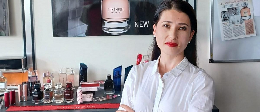 emili-v-parizhe-iz-kyrgyzstana-istoriya-devushki-kotoraya-pereehala-vo-franciyu-i-ustroilas-v-lvmh