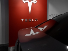 tesla-postavila-pervye-elektropikapy-cybertruck-klientam