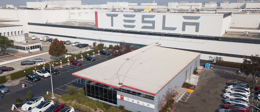 tesla-otkryla-zavod-v-berline
