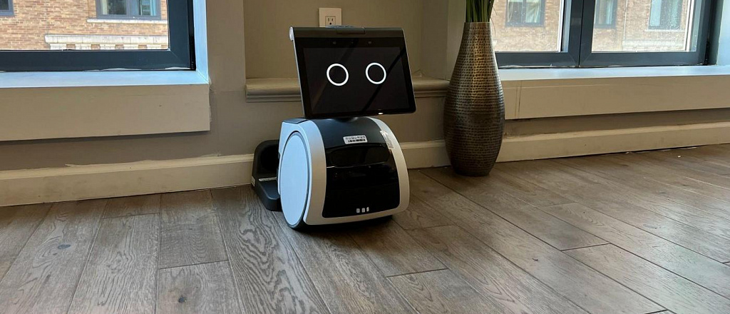 amazon-pokazala-svoego-pervogo-domashnego-robota-astro