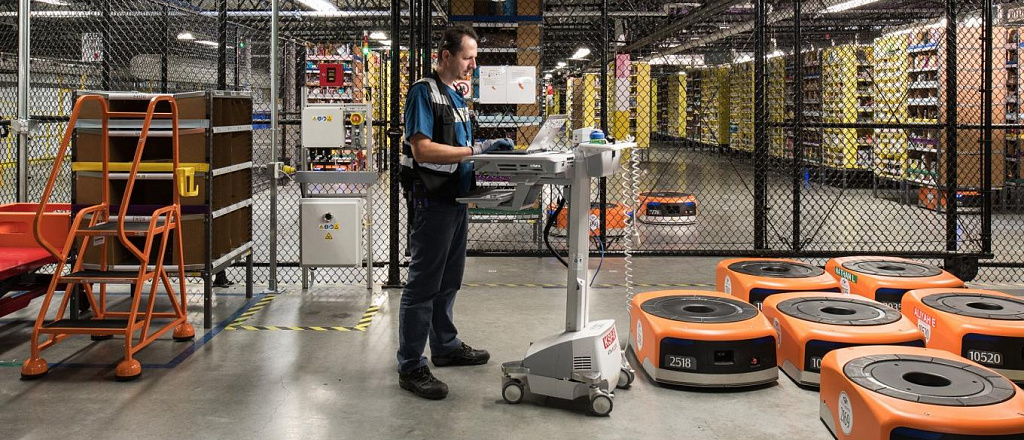 amazon-predstavila-dvuh-robotov-kotorye-budut-rabotat-na-skladah