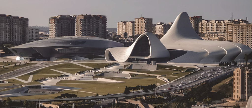 gid-po-obnovlennomu-baku-novye-brendy-metro-i-gorodskie-formaty