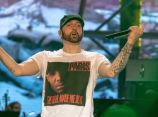 eminem-vypustil-sbornik-svoih-hitov-curtain-call-2