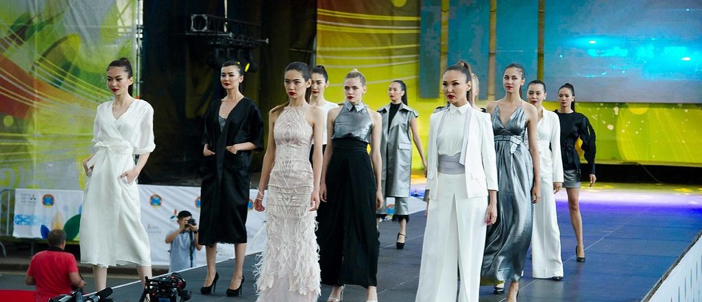 expo-fashion-fest-aza-standy-dizaynerlerd-festival-alay-tt