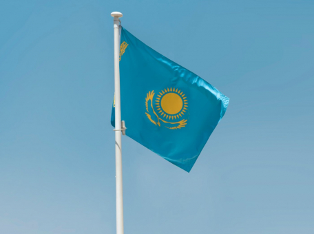 dimash-vyvesil-flag-kazahstana-v-ssha