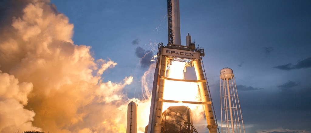 kompaniya-ilona-maska-space-x-otpravila-na-orbitu-chetyreh-chelovek