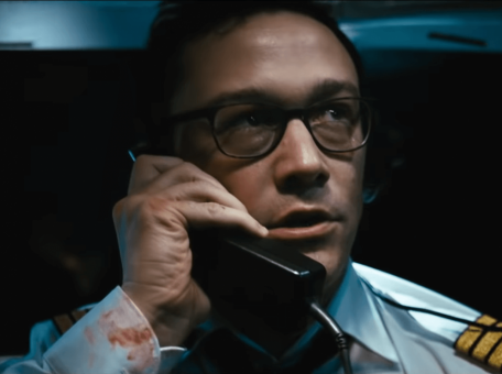 dzhozef-gordon-levitt-pytaetsya-spasti-samolet-ot-terroristov-v-treylere-fil-ma-7500