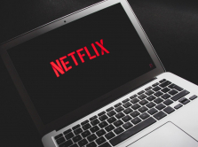 netflix-zaklyuchil-s-adamom-sendlerom-novuyu-sdelku-esche-na-chetyre-fil-ma
