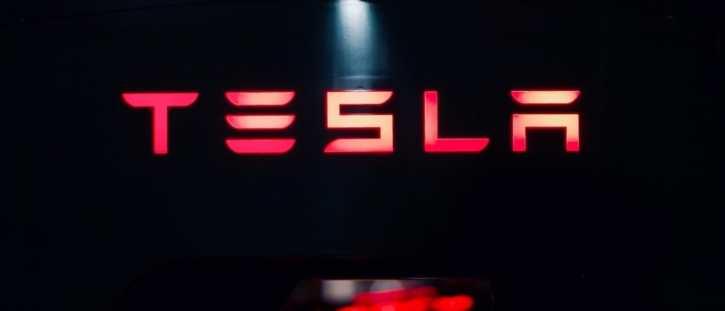 tesla-vypustila-lozhku-dlya-mcflurry-v-stile-cybertruck
